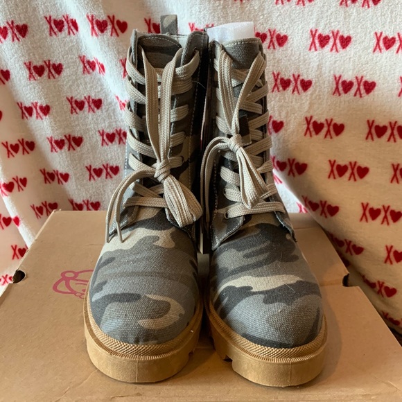 Camo Boots RUNS LARGE - Picture 2 of 3